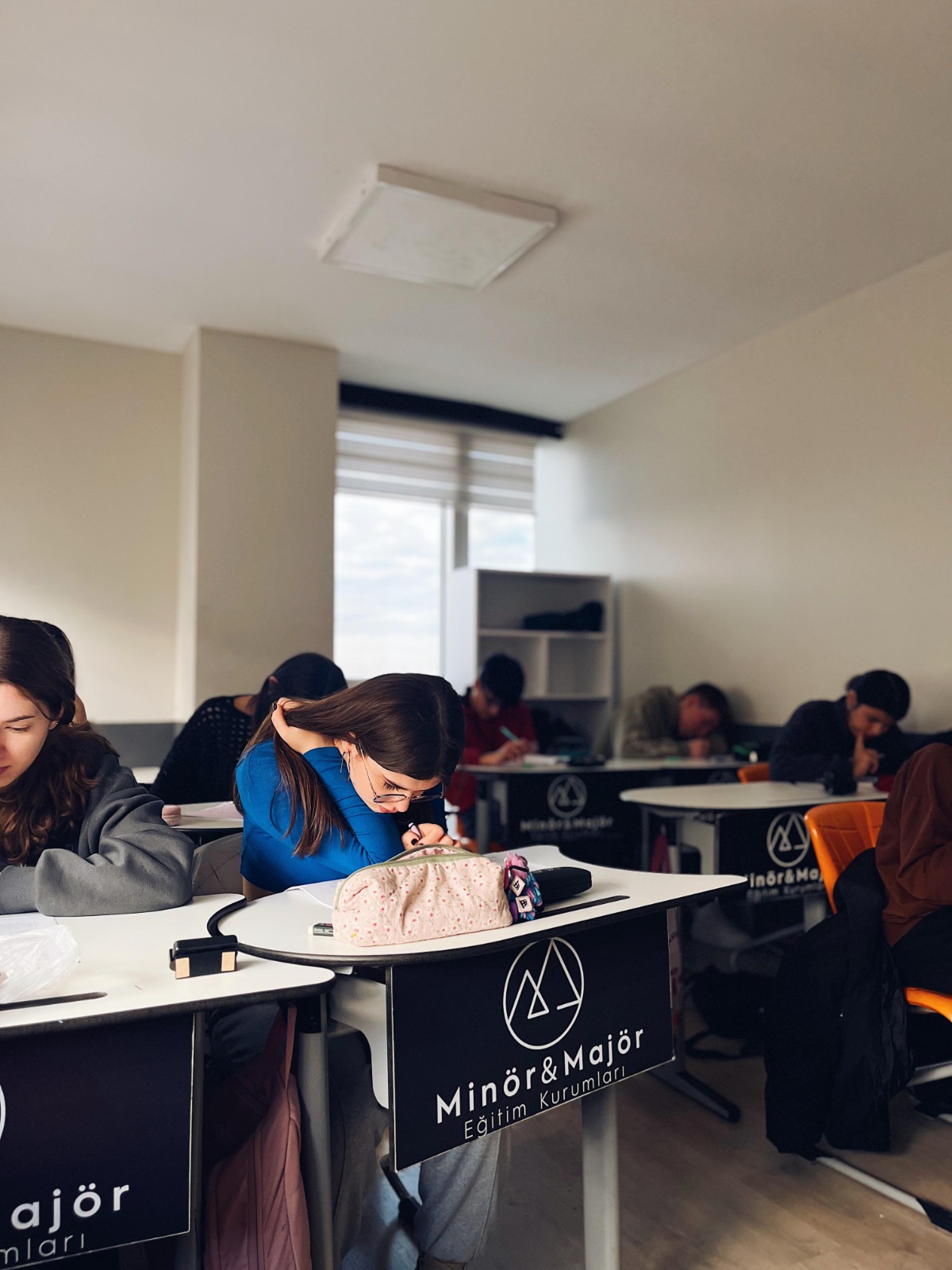 Öğrenci ders çalışıyor